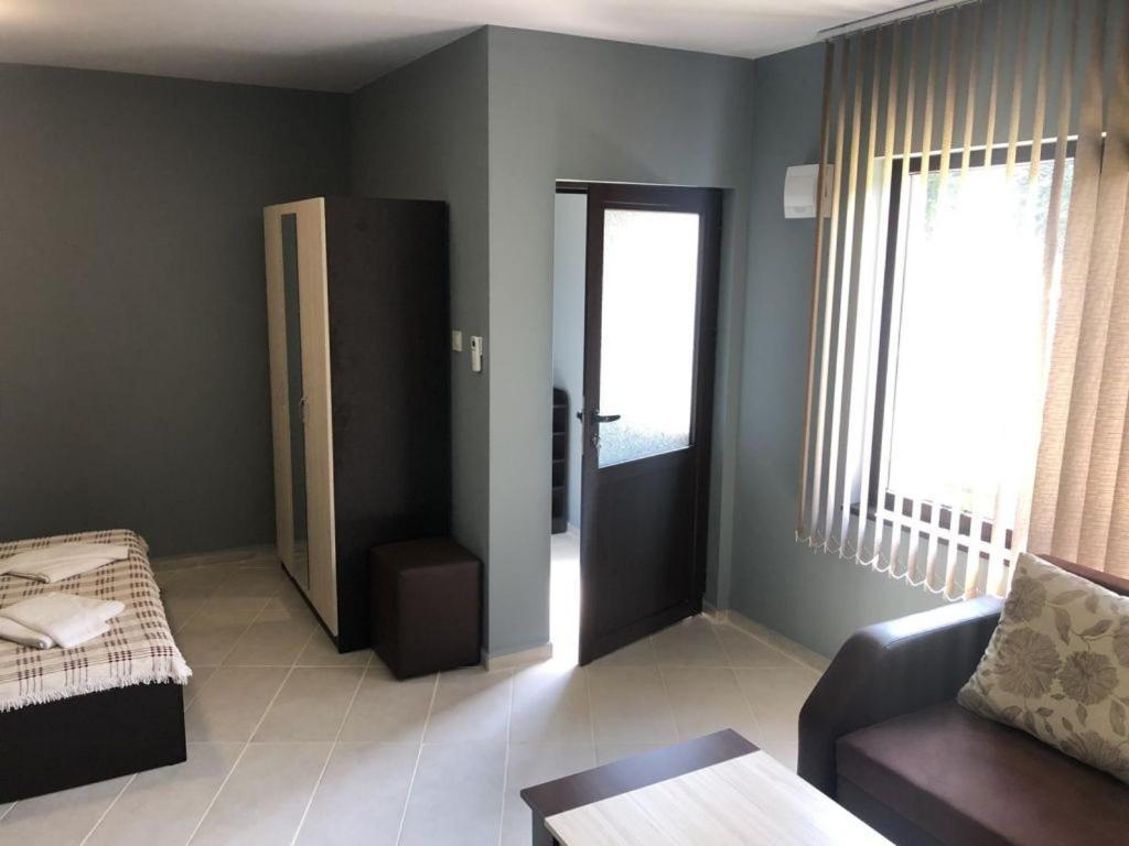 Хотелски Комплекс Саня Aprilzi Exterior foto