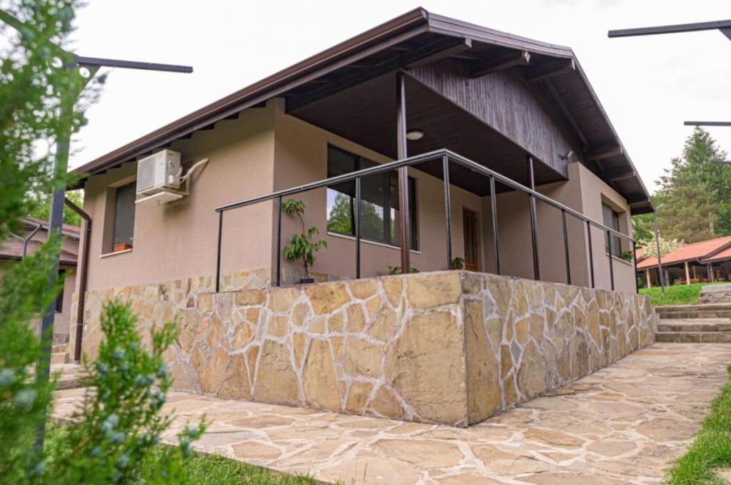 Хотелски Комплекс Саня Aprilzi Exterior foto